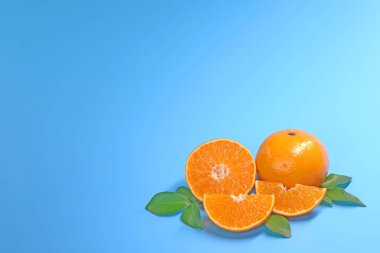 portakallar, turuncu bütün ve mavi arkaplan üzerinde izole kesilmiş.