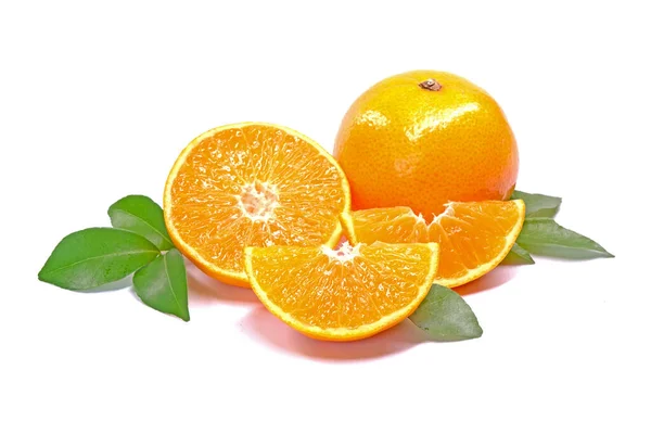 Naranja Con Hojas Verdes Frescas Aisladas Sobre Fondo Blanco — Foto de Stock