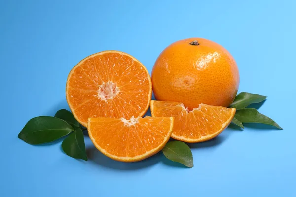 오렌지 오렌지를 통째로 파란색 배경에서 시킨다 — 스톡 사진