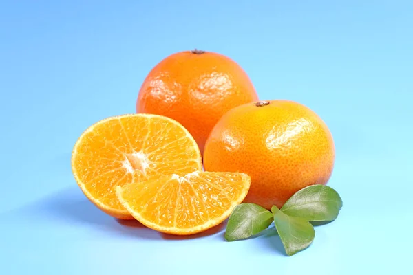 Orangen Orange Ganz Und Geschnitten Isoliert Auf Blauem Hintergrund — Stockfoto