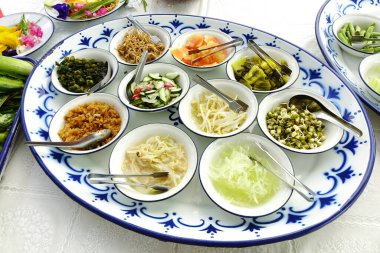 Taze ve turşulu sebzeler Tayland pilavlı erişteyle servis edilecek. Seçici odak