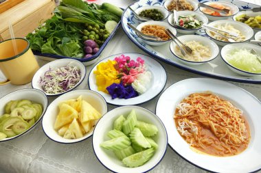 Tatlı ve ekşi körili Tayland pilavı. Renkli, yenilebilir çiçekler, taze ve turşulu sebzeler. Seçici odak