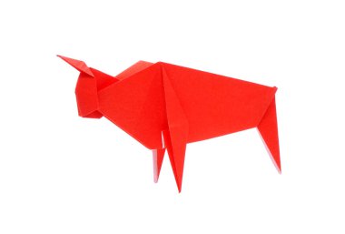 Origami ineği beyaz arka planda izole edilmiş. Kırmızı inek, öküz, Çin burcu