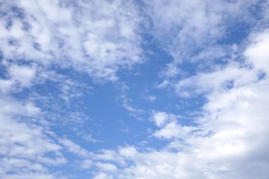 Beyaz bulutlu mavi gökyüzü. Boşluğu kopyala