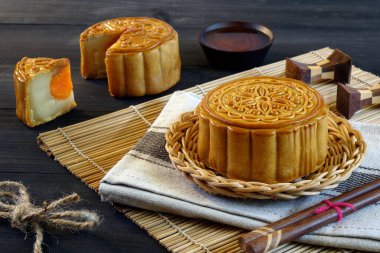 Sonbahar ortası festivali için ay çöreği, geleneksel Çin yemeği ve tatlısının Retro vintage tarzı. (Ay pastasına Çince 