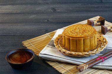 Sonbahar ortası festivali için ay çöreği, geleneksel Çin yemeği ve tatlısının Retro vintage tarzı. (Ay pastasına Çince 