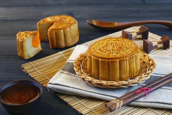 케이크 Moon Cake Mid Autumn Festival 전통의 디저트 레트로 빈티지 — 스톡 사진