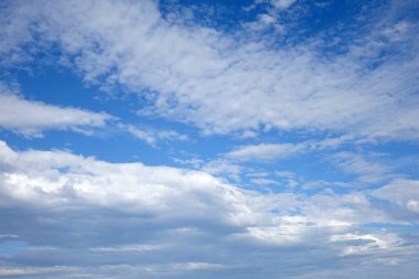 Beyaz bulutlu mavi gökyüzü. Boşluğu kopyala