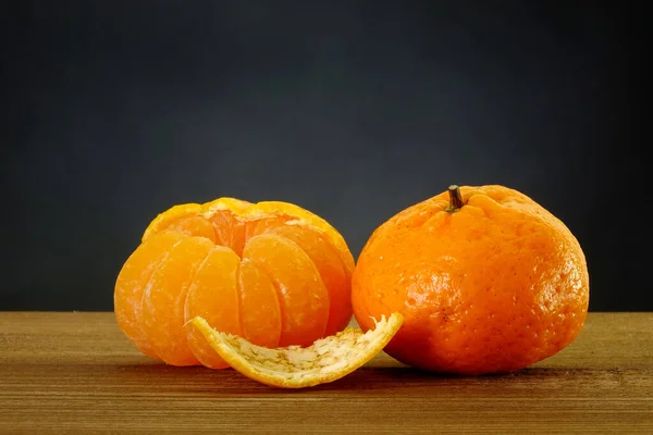 중국어 오렌지 선명하지 어두운 배경으로 선택적 초점을 맞추다 — 스톡 사진