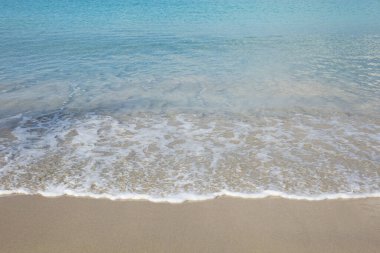 Sahilde deniz dalgası, kopyalama alanı ile seçici odak