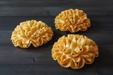 Tayland yemekleri, Tayland atıştırmalıkları: Çıtır nilüfer kurabiyeleri (Khanom Dok Jok) Tayland geleneksel kurabiyeleri olarak bilinir. Metinler için Yer