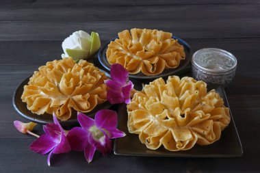 Çıtır nilüfer çiçekli kurabiyeler (Khanom Dok Jok) Tayland geleneksel kurabiyeleri olarak bilinir. Tayland yemeği, Tayland yemeği. Metinler için Yer