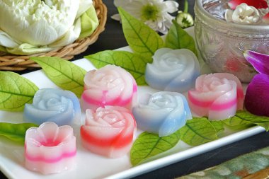 Tabakta tatlı pasta (Khanom Chan) Tayland geleneksel gül ve çiçek şeklinde tatlı, ünlü Tayland uğurlu tatlı