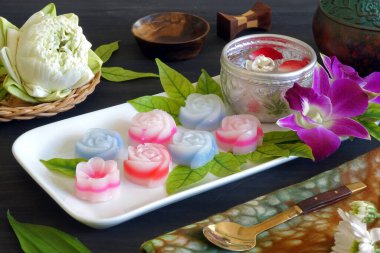 Tabakta tatlı pasta (Khanom Chan) Tayland geleneksel gül ve çiçek şeklinde tatlı, ünlü Tayland uğurlu tatlı