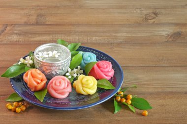 Tatlı pasta (Khanom Chan) Tayland geleneksel tatlı rengarenk gül şeklinde. Meşhur Tayland yemekleri, Tayland tatlıları tatlı ve lezzetli. Mesajlar için yer var.