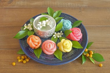 Tatlı pasta (Khanom Chan) Tayland geleneksel tatlı rengarenk gül şeklinde. Meşhur Tayland yemekleri, Tayland tatlıları tatlı ve lezzetli. Mesajlar için yer var.