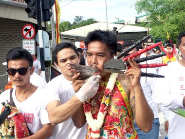  Phukt, Tayland-8 Ekim 2016: Vejetaryen festival geçidi, tanrıların ruhunu bedenlerine sahip olmaya davet eden kişiyi gösteriyor (Çin takviminin 9.)