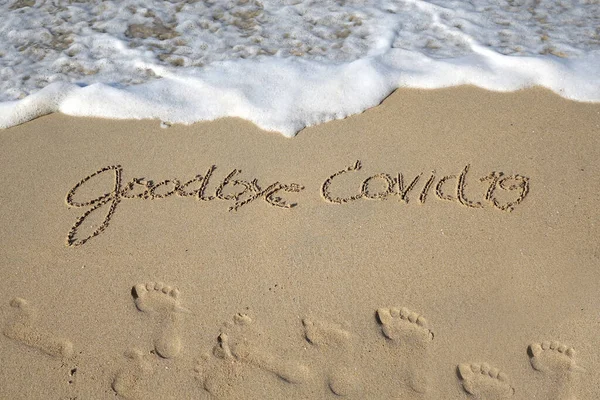 Plaj Kum Mesajları Güle Güle Covid Sahilde Kumlara Yazılmış Ayak — Stok fotoğraf