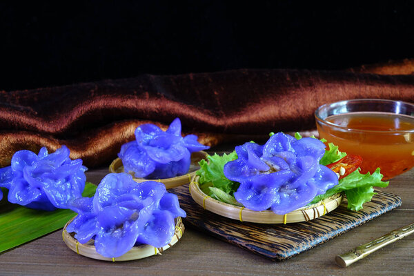 Thai dumpling (Khanom Chor Muang) Famous Thai appetizers. Selective focus copy space — Stock Image Thai Dumpling Khanom Chor Muang Famous Thai Appetizers Selective Focus Royalty Free Stock Images
