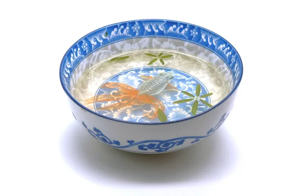 Peixe Dourado Chinês Tigela Porcelana Azul Branco Isolado Fundo Branco — Fotografia de Stock