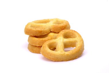 Beyaz arkaplanda izole edilmiş tereyağlı kurabiyeler