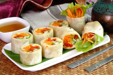 Vejetaryen yemeği: humus ve tortilla ile sarılmış sebze. Tortilla-Humus Taze börekleri, seçici odaklanma.
