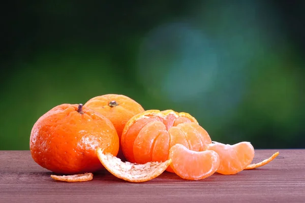 Naranjas Mandarinas Mesa Madera Enfoque Selectivo Con Fondo Verde Oscuro —  Fotos de Stock