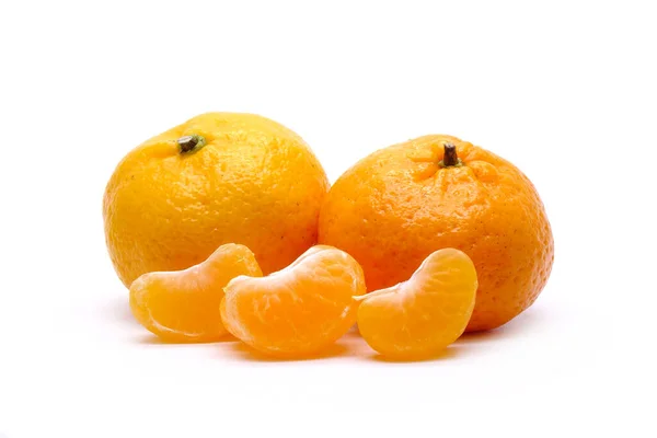 오렌지 배경에는 오렌지가 분리되어 보이지 오렌지 만다린 오렌지 — 스톡 사진