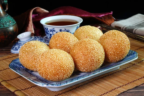 Sesamkugeln Sind Gebratene Dessertbällchen Aus Mehl Das Mit Gewürzten Mungbohnen — Stockfoto