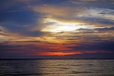 Rayong Tayland 'da günbatımında deniz manzarası