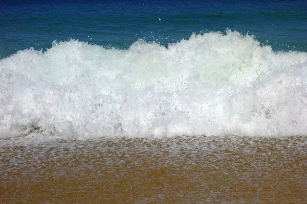 夏季海滩上的波浪泡沫 — 图库照片