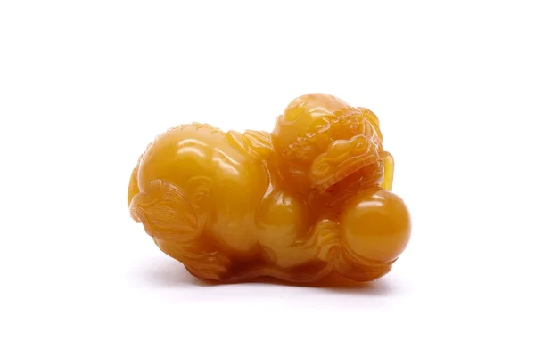 Escultura Jade Amarelo Leão Chinês Com Bola — Fotografia de Stock