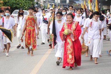 Phuket, Tayland-8 Ekim 2018: Vejetaryen festivali, tanrıların ruhunu bedenlerine sahip olmaya davet eden kişiyi gösteriyor (Çin takviminin 9.)
