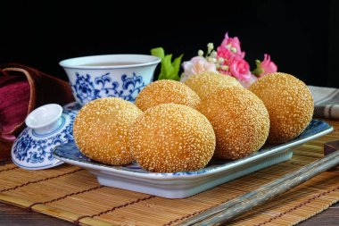 Susamlı top, baharatlı mung fasulyesi, kırmızı fasulye, siyah fasulye veya fıstık ezmesi ile doldurulmuş ve beyaz susam ile kaplanmış undan yapılmış kızarmış tatlı toplarıdır. Ejder Topları olarak da bilinir, ünlü Çin atıştırmalıkları.