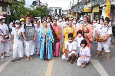 Phuket, Tayland-8 Ekim 2018: Vejetaryen festivali, tanrıların ruhunu bedenlerine sahip olmaya davet eden kişiyi gösteriyor (Çin takviminin 9.)