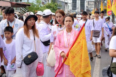 Phuket, Tayland-8 Ekim 2018: Vejetaryen festivali, tanrıların ruhunu bedenlerine sahip olmaya davet eden kişiyi gösteriyor (Çin takviminin 9.)