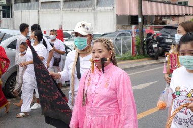 Phuket, Tayland-8 Ekim 2018: Vejetaryen festivali, tanrıların ruhunu bedenlerine sahip olmaya davet eden kişiyi gösteriyor (Çin takviminin 9.)
