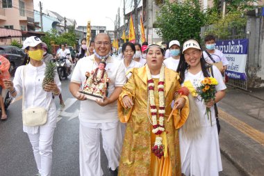 Phuket, Tayland-8 Ekim 2018: Vejetaryen festivali, tanrıların ruhunu bedenlerine sahip olmaya davet eden kişiyi gösteriyor (Çin takviminin 9.)