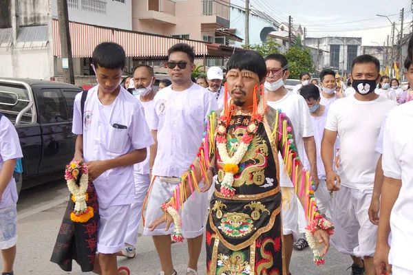 Phuket Thaimaa Lokakuu 2018 Kasvisfestivaalin Paraati Osoittaa Uskovaisen Henkilön Joka — kuvapankkivalokuva