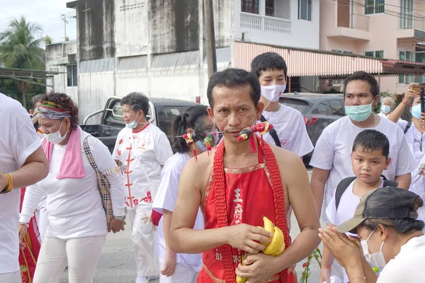 Phuket Thaimaa Lokakuu 2018 Kasvisfestivaalin Paraati Osoittaa Uskovaisen Henkilön Joka — kuvapankkivalokuva