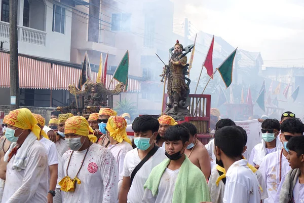 Phuket Thaimaa Lokakuu 2018 Kasvisfestivaalin Paraati Osoittaa Uskovaisen Henkilön Joka — kuvapankkivalokuva