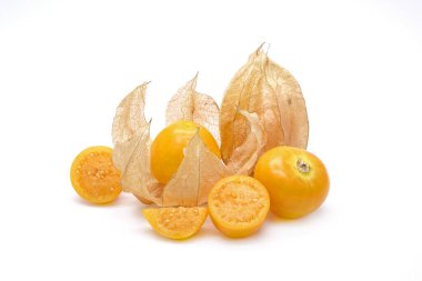 Taze Bektaşi Burnu (Physalis Peruviana), beyaz arka planda izole edilmiş bazı kesik olanlarla.