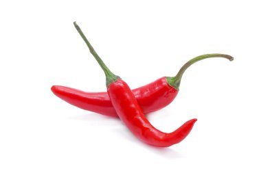 Kırmızı kırmızı biber beyaz arkaplanda izole edilmiş.