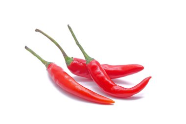 Kırmızı kırmızı biber beyaz arkaplanda izole edilmiş.
