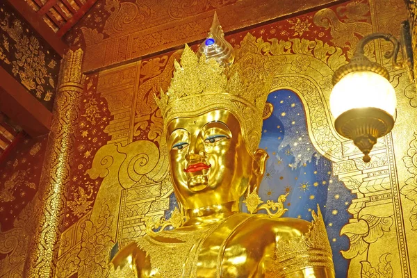 Złoty Posąg Buddy Kolorowym Holu Tajlandia Skupienie Selektywne — Zdjęcie stockowe