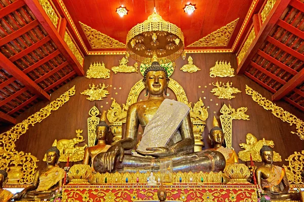 Arany Buddha Szobor Színes Csarnokban Thaiföldön Szelektív Fókusz — Stock Fotó