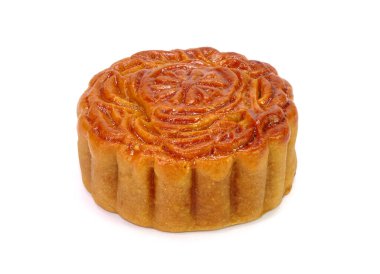 Ay çöreği (Yuebing), sonbahar ortası festivali için Çin geleneksel pastası (Zhong Qiu Jie), beyaz arka planda izole edilmiştir.