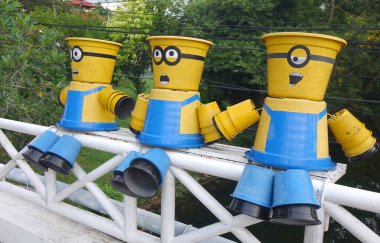 Phuket City / Tayland - 7 Eylül 2020: Tayland 'ın Phuket Adası' ndaki Laguna Sahili bahçesindeki Minion çizgi film karakterinin plastik saksılarından yapılan komik saksı