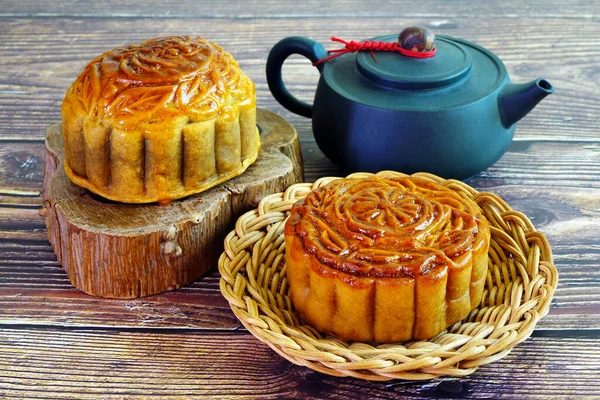 케이크 Moon Cake Mid Autumn Festival 전통의 디저트 레트로 빈티지 — 스톡 사진