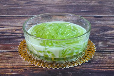 Lod Chong veya Cendol, yeşil pirinç unlu jöle, hindistan cevizi sütü ve palmiye şekeri şurubu içeren buzlu tatlı bir tatlıdır. Tayland, Endonezya, Malezya, Singapur, Kamboçya ve Vietnam 'da popülerdir.